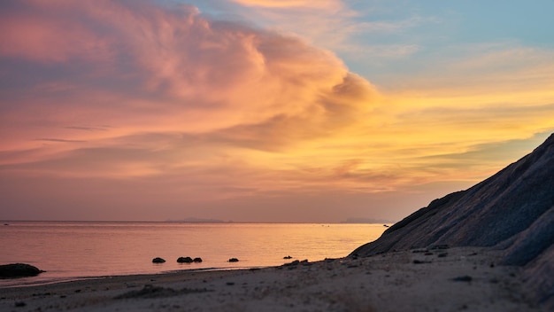 Belo pôr do sol em koh phangan, na tailândia