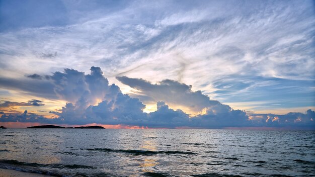 Belo pôr do sol em koh samui, na tailândia