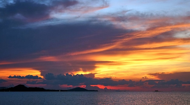 Belo pôr do sol em Koh Samui