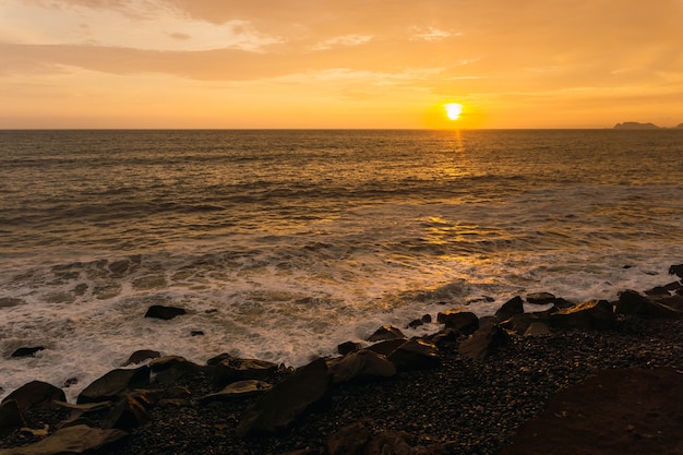 Belo pôr do sol em Lima, Peru, céu claro e praia pouco exposta