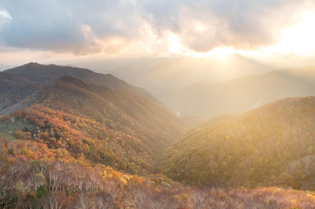 Belo pôr do sol em Nikko de outono