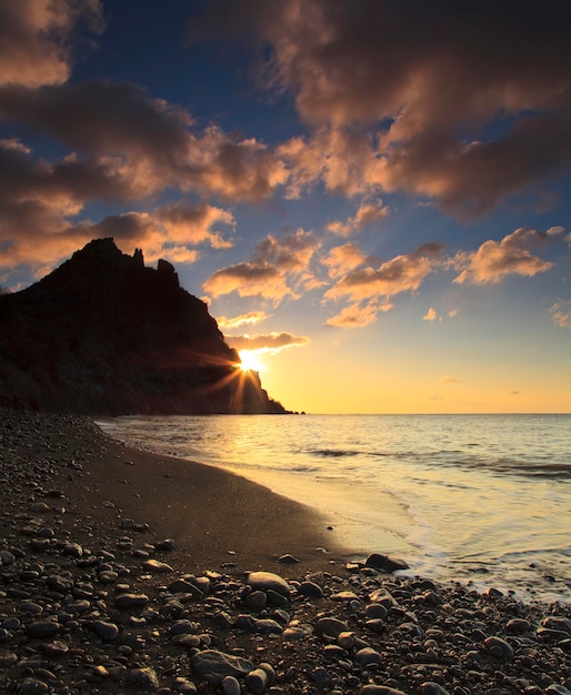 Belo pôr do sol em uma ilha tropical