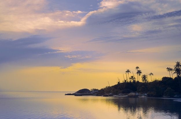 Foto belo pôr do sol em uma praia tropical na tailândia