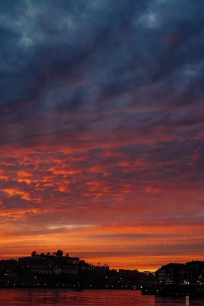 Belo pôr do sol em uma vila piscatória europeia.