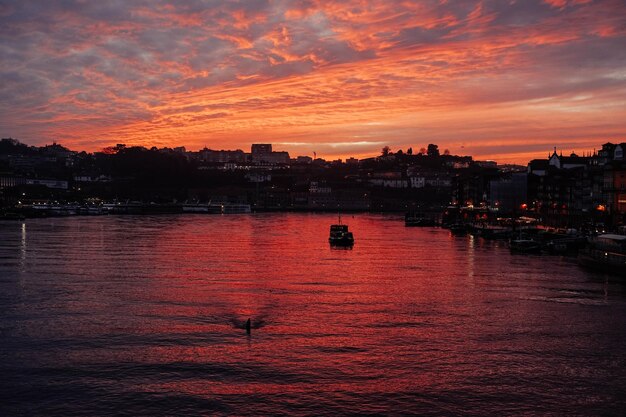 Belo pôr do sol em uma vila piscatória europeia.