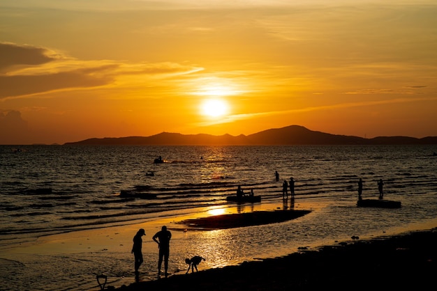 Belo pôr do sol jomtien beach pattaya thailandxa