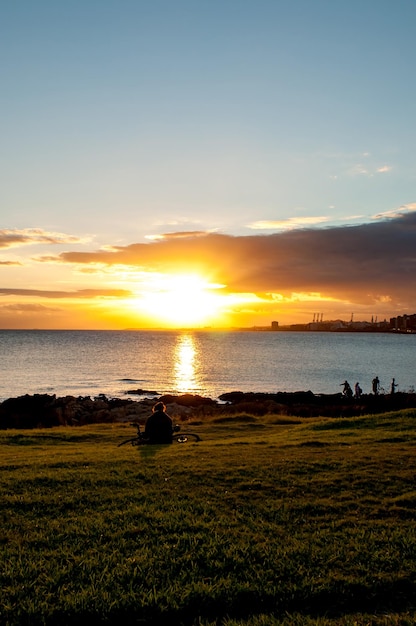 Belo pôr do sol laranja na Rambla de Montevidéu