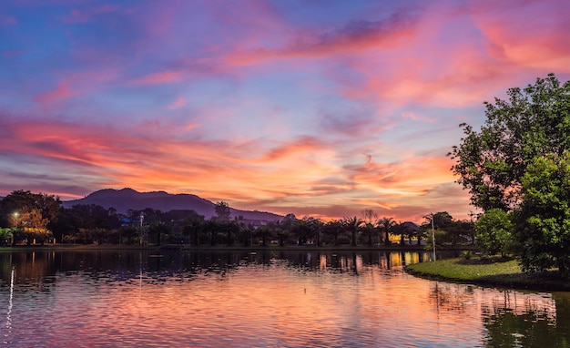 Belo pôr do sol laranja violeta no lago