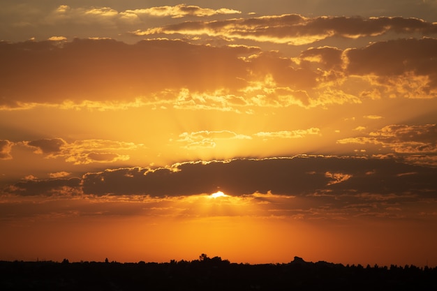 Belo pôr do sol laranja