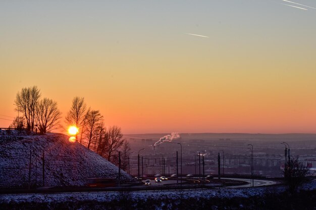 Belo pôr do sol na cidade de nizhny novgorod