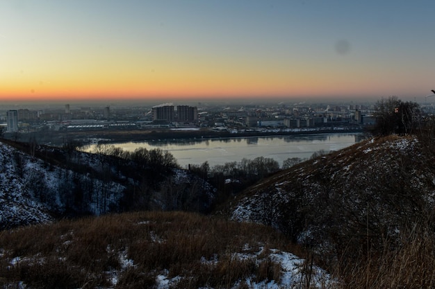 Belo pôr do sol na cidade de nizhny novgorod