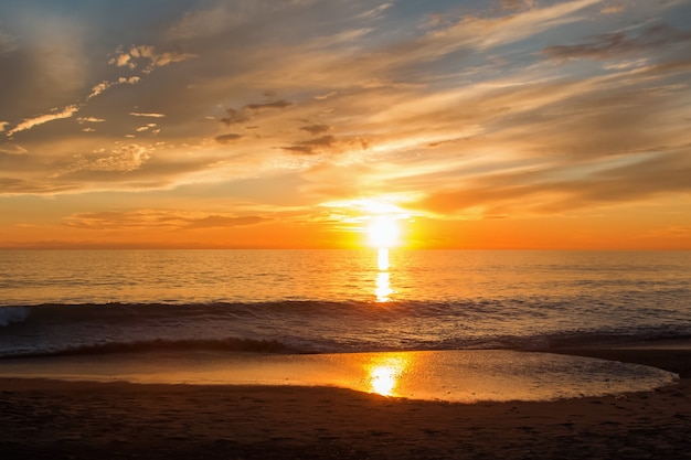 Belo pôr do sol na costa do oceano