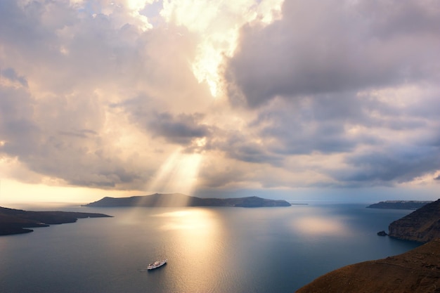 Belo pôr do sol na ilha de Santorini, Grécia. Paisagem de verão, vista para o mar