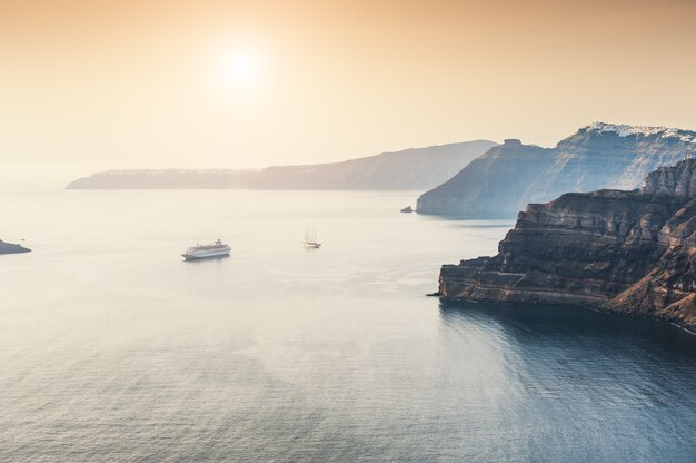 Belo pôr do sol na ilha de Santorini, Grécia. Viagens e férias