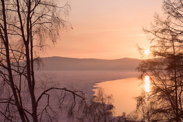 Belo pôr do sol na paisagem de inverno congelada do lago baikal