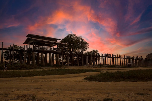 Belo pôr do sol na ponte U Bein em Mianmar