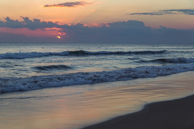 Belo pôr do sol na praia de Seminyak na ilha de Bali