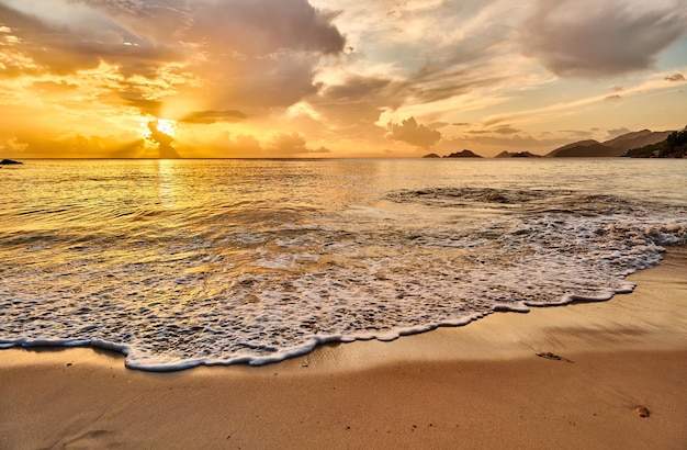 Belo pôr do sol na praia de Seychelles