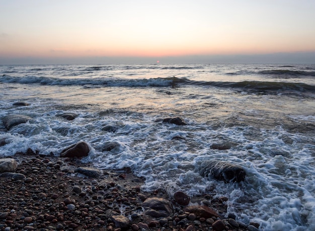 Belo pôr do sol na praia do Mar Báltico em Lietva Klaipeda