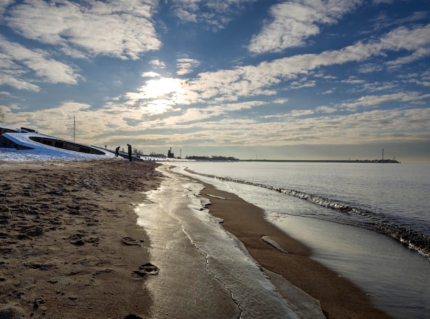 Belo pôr do sol na praia do Mar Báltico na Lituânia Klaipeda