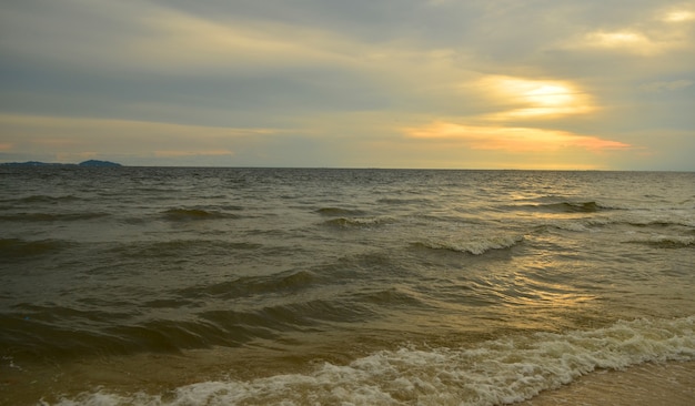 Belo pôr do sol na praia na Tailândia