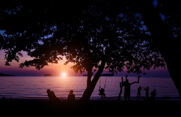 Belo pôr do sol na praia nos trópicos. céu e oceano