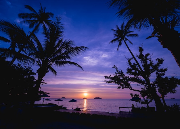 Belo pôr do sol na praia nos trópicos. céu e oceano