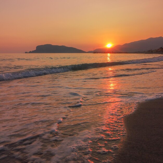 Belo pôr do sol na praia, sol, céu, mar, ondas