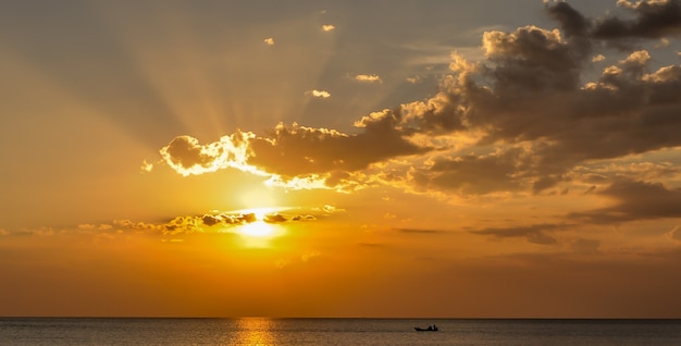 Belo pôr do sol na praia.