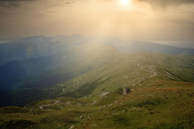 Belo pôr do sol na primavera nas montanhas