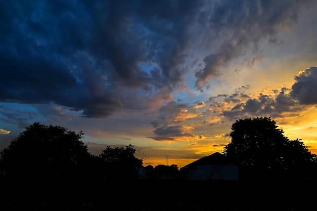 belo pôr do sol na vila