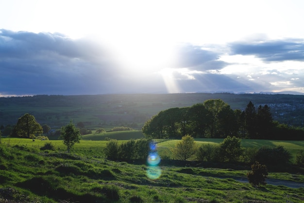 Belo pôr do sol nas colinas da Inglaterra