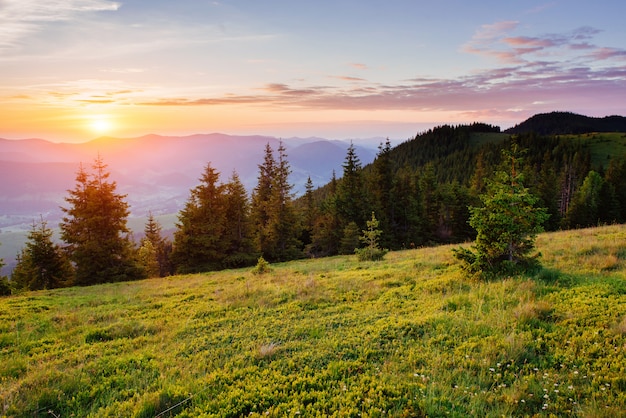 Belo pôr do sol nas montanhas dos Cárpatos Ucrânia