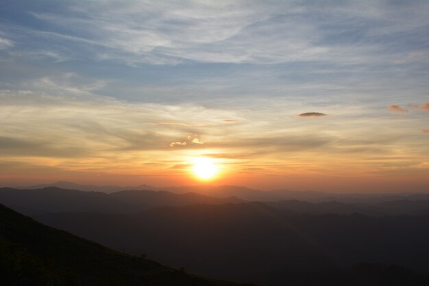 Belo pôr do sol nas montanhas. pôr do sol de verão. fundo maravilhoso da natureza.