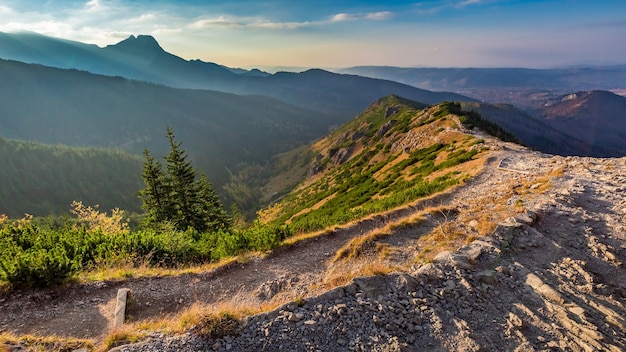 Belo pôr do sol nas montanhas Tatra do cume na Polônia