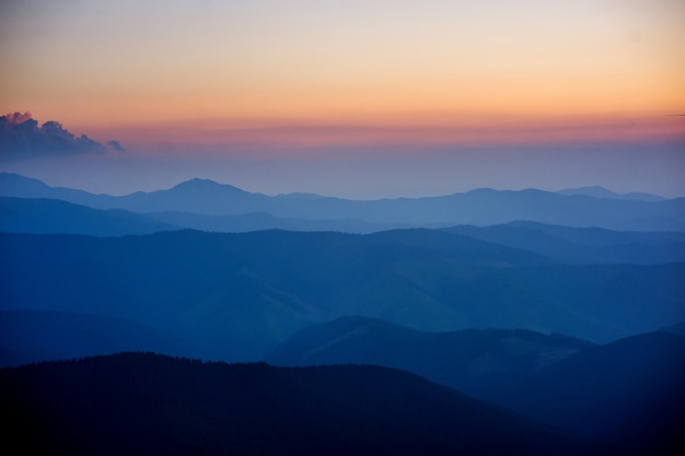 Belo pôr do sol nas montanhas