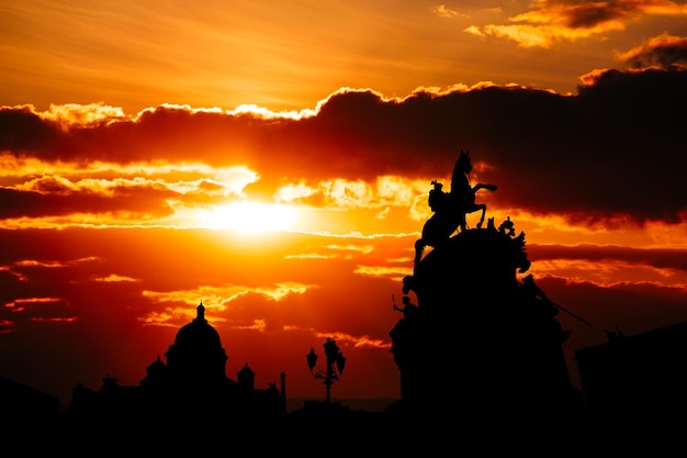 Belo pôr do sol no centro histórico da cidade de São Petersburgo, Rússia