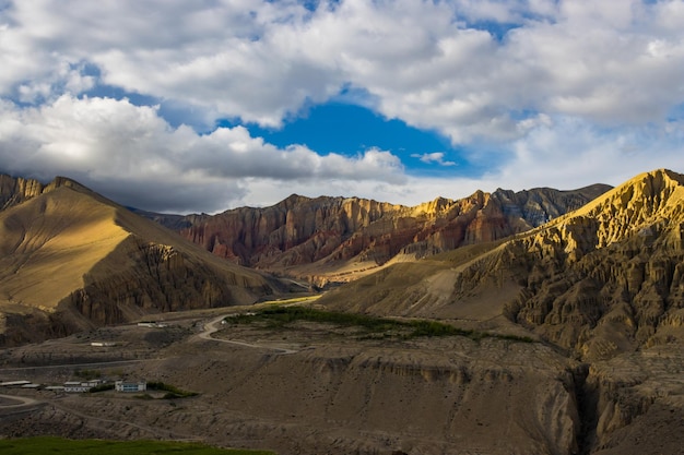 Belo pôr do sol no Desfiladeiro do Deserto e no Deserto Verde da Aldeia Ghami em Upper Mustang Nepal