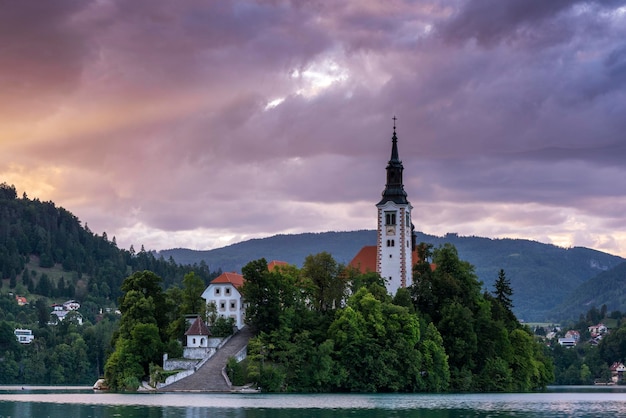 Belo pôr do sol no famoso lago Bled da Eslovênia com igreja na ilha