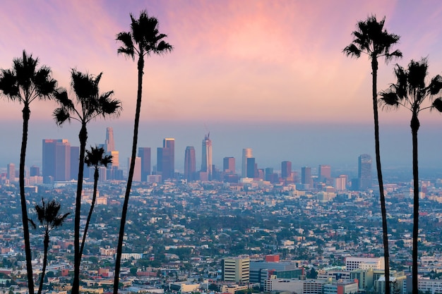 Belo pôr do sol no horizonte do centro de Los Angeles na Califórnia, EUA