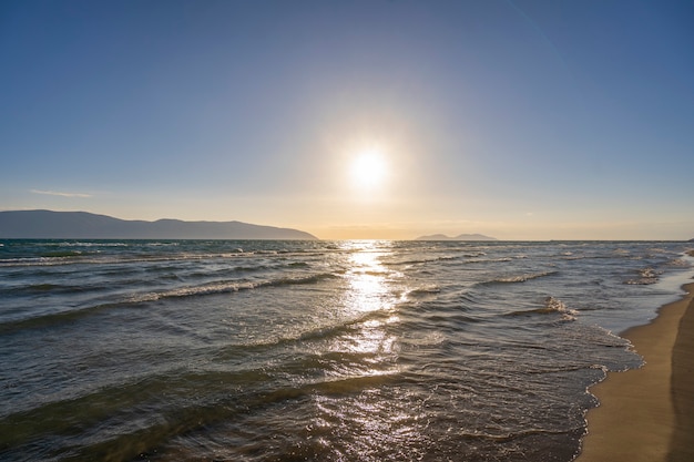 Belo pôr do sol no mar Adriático