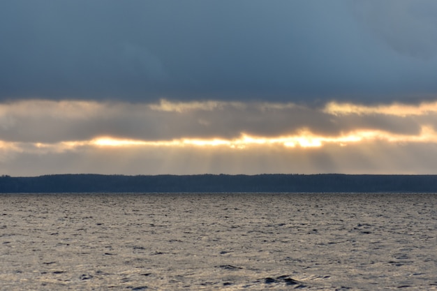 Belo pôr do sol no rio Volga