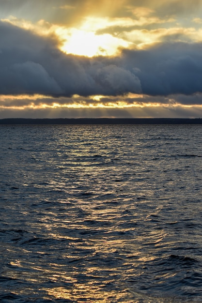 Belo pôr do sol no rio Volga