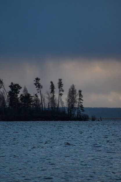 Belo pôr do sol no rio Volga