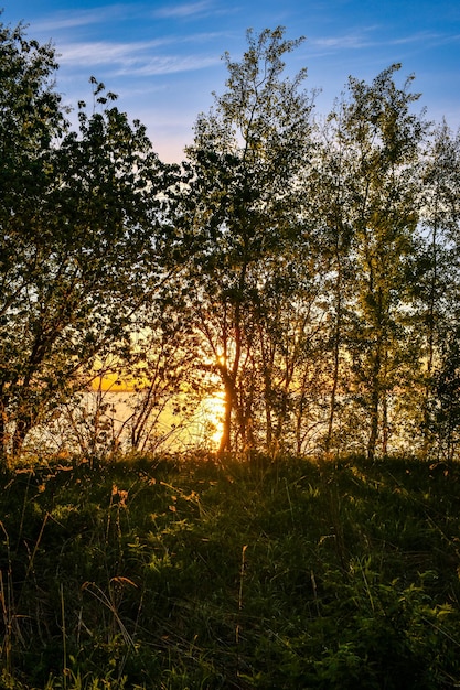 Belo pôr do sol no rio Volga