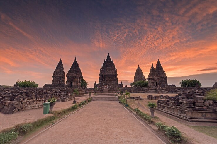 Foto belo pôr do sol no templo de prambanan, yogyakarta, indonésia