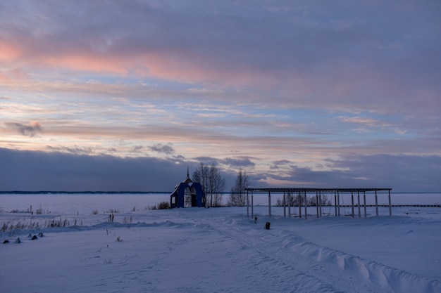 Belo pôr do sol no volga no inverno