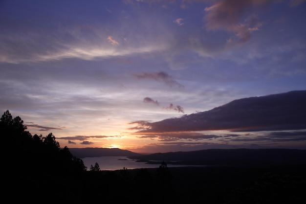 Belo pôr do sol no vulcão de La Frontera em Monteverde Costa Rica