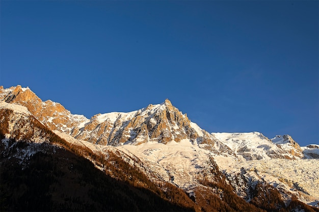 Belo pôr do sol nos Alpes franceses