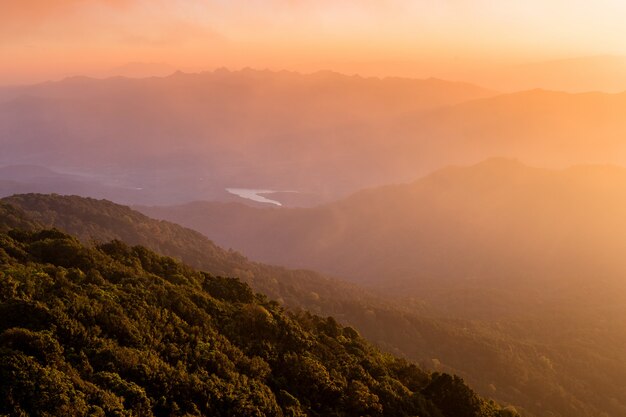 Belo pôr do sol ou nascer do sol na montanha superior